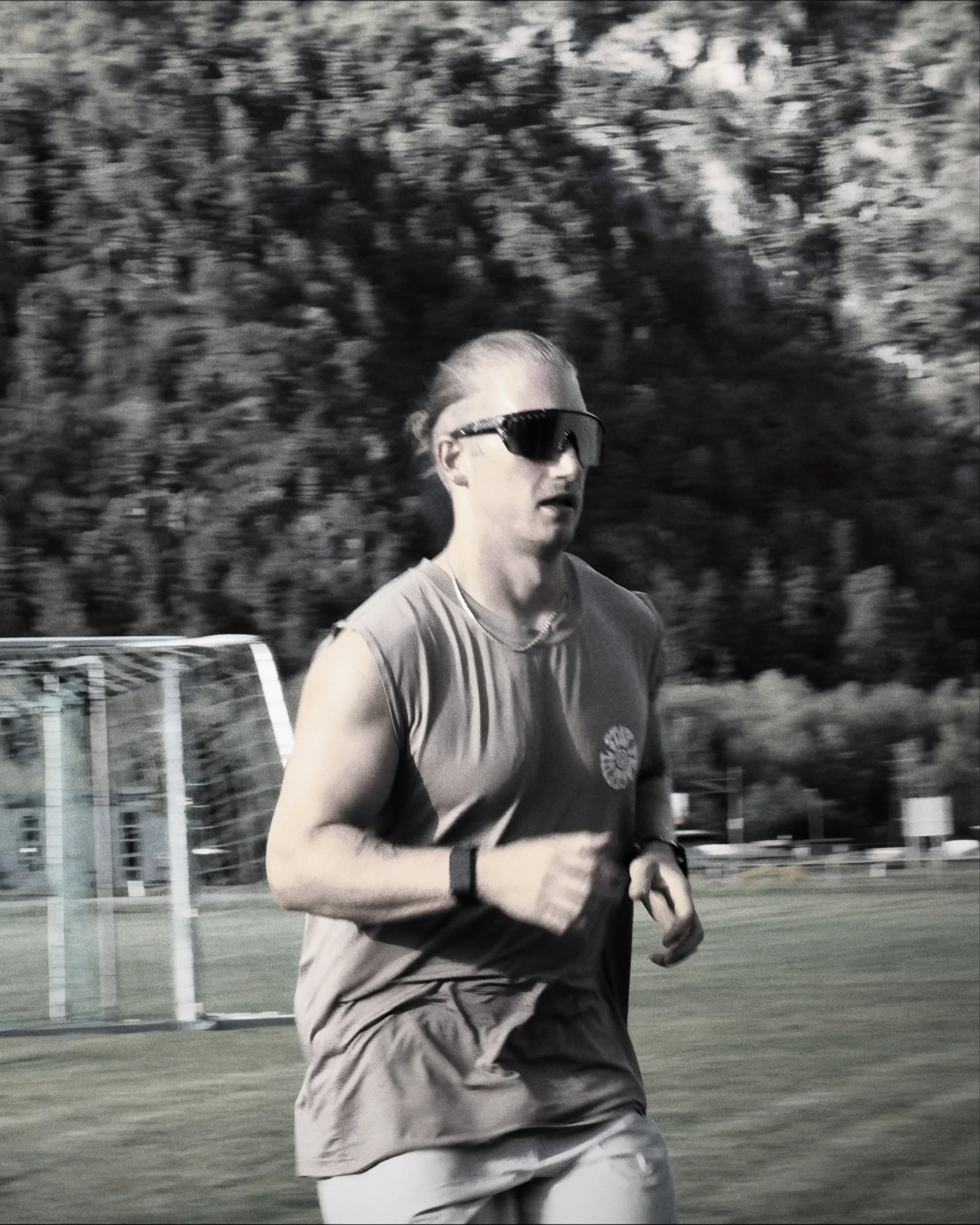 Schwarz-Weiß-Aufnahme von Lukas Ludl beim Lauftraining.