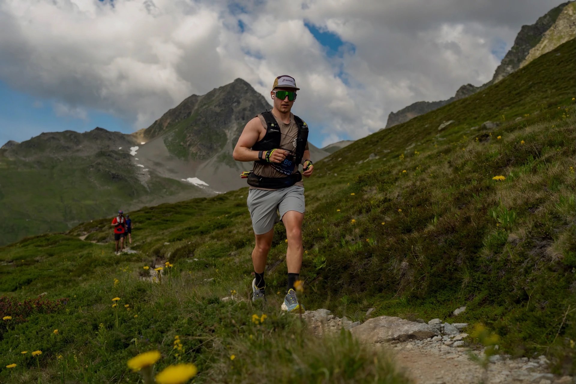 Lukas Ludl läuft bei einem Berglauf über einen alpinen Trail.